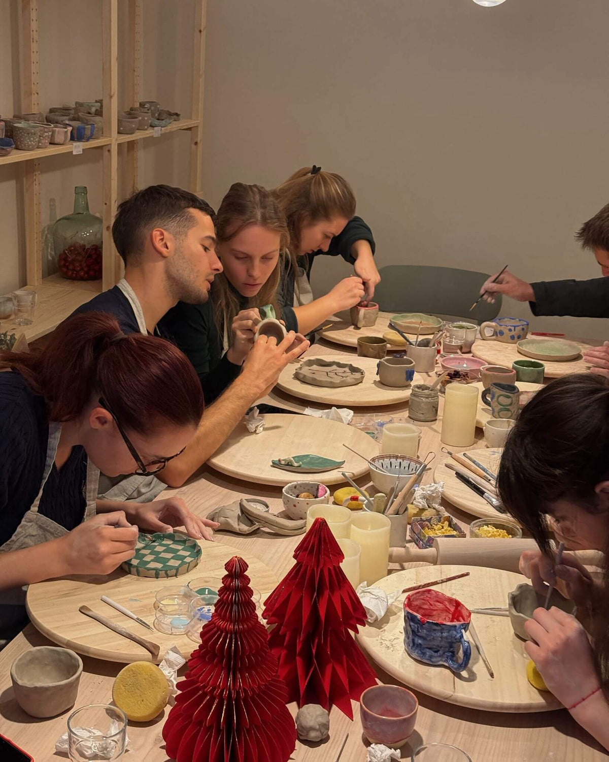 Radionica keramike Clay and Wine Zagreb u studiju Annika Ceramics – kreativna večer uz modeliranje gline, vino i druženje, art workshop Zagreb, ceramic workshop Croatia. Radionica glina i vino. Kreativne radionice Zagreb. Lončarenje, Pottery radionica.
